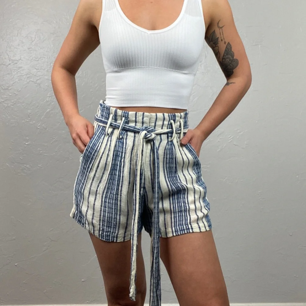 Lulu’s laguna blue and ivory striped highwaist belted shorts XS - Picture 2 of 10